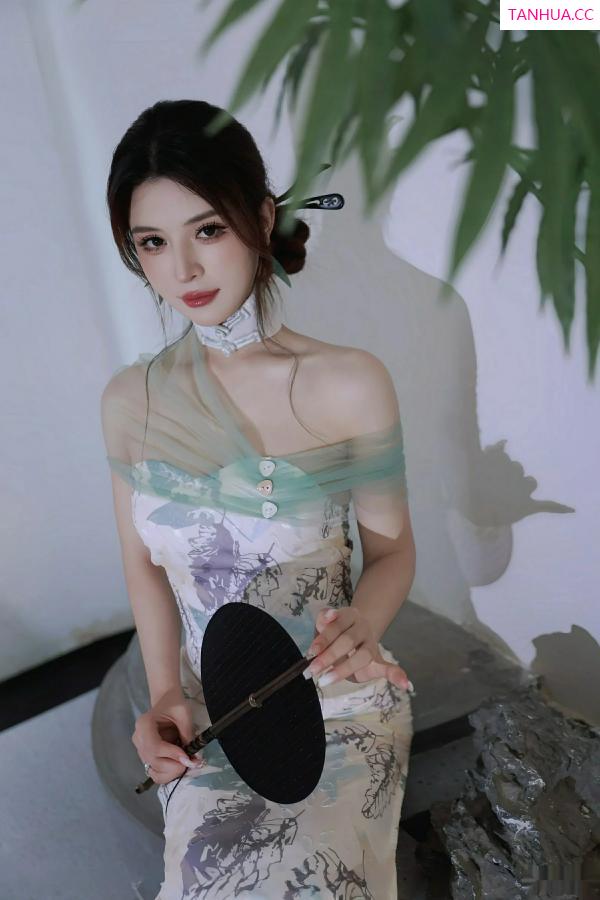   [XiuRen]高清写真图 2025.08.27 No.10694 阿依莎 浅色古风第18张图片